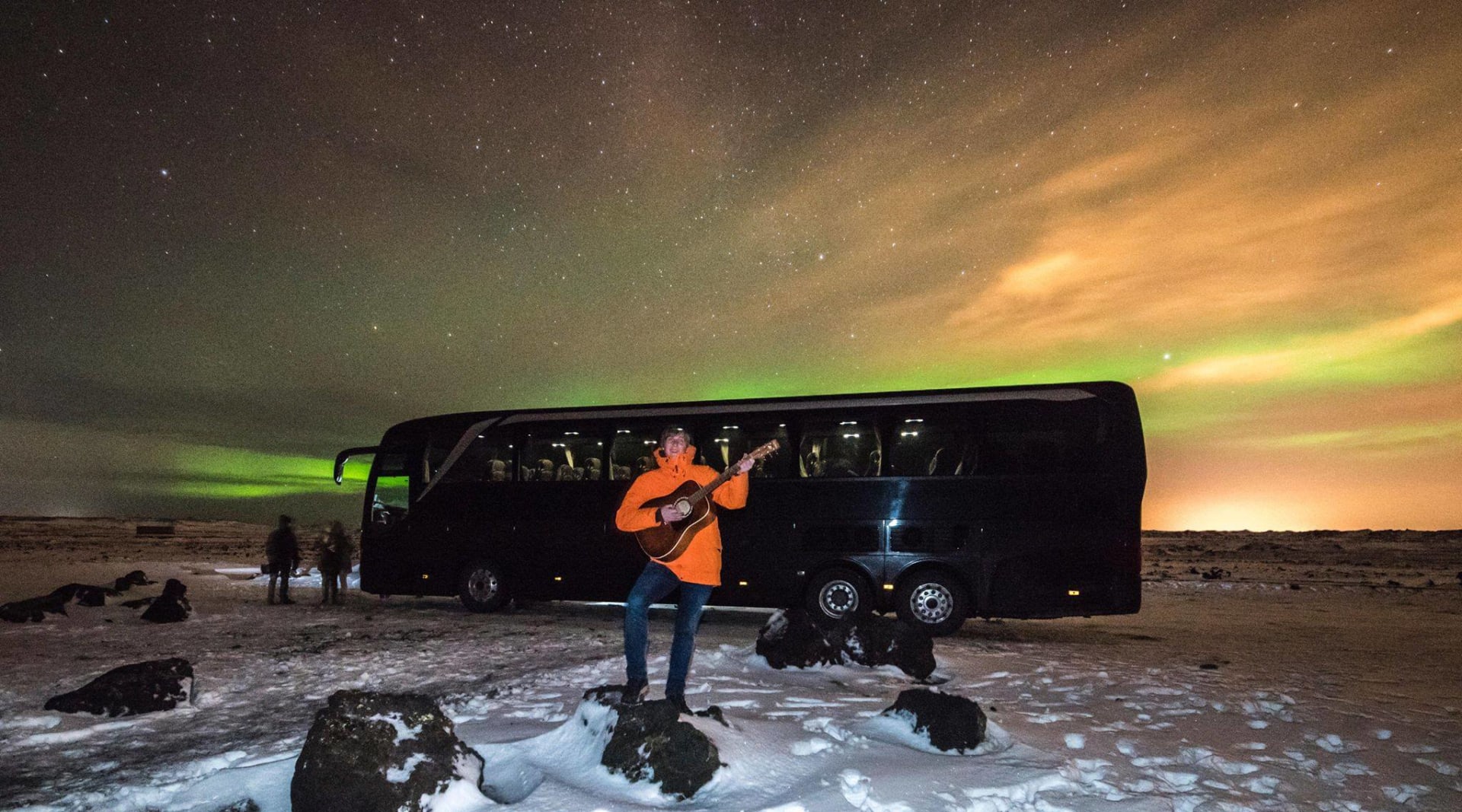 Guide entertaining aurora lovers during Northern Light tour