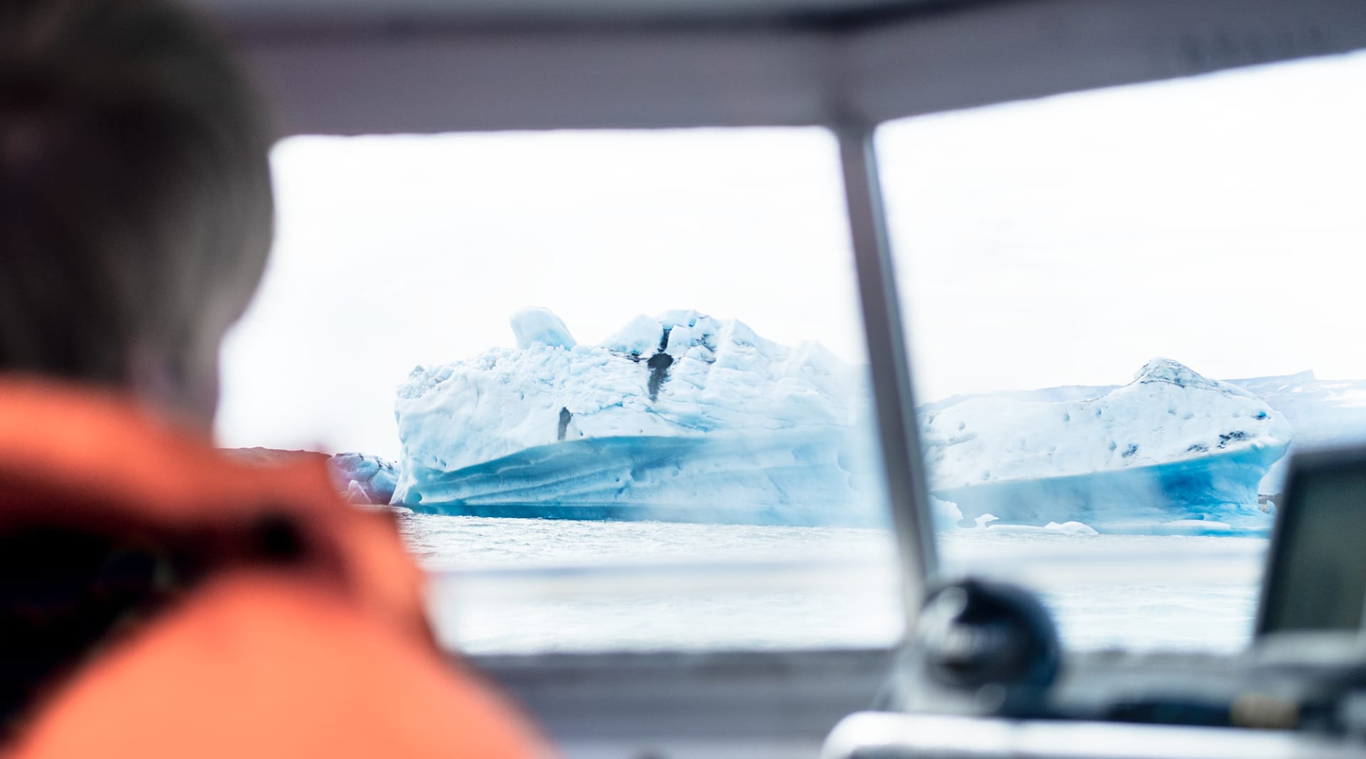 Sailing amongst the icebergs on Glacier Lagoon