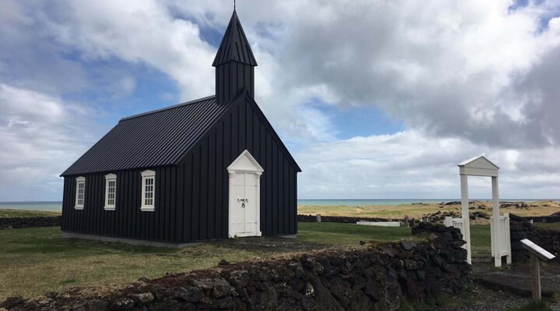 B&uacute;&eth;arkirkja church