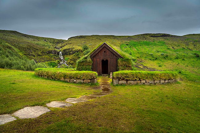 Stong-turf-house-Iceland.jpg
