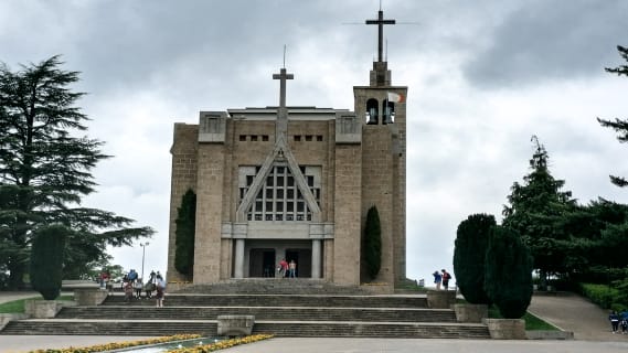 Cover image for the Private car transfer from Porto to Guimarães experience