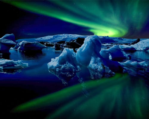 northern lights dancing above the Jökulsárlón glacier lagoon