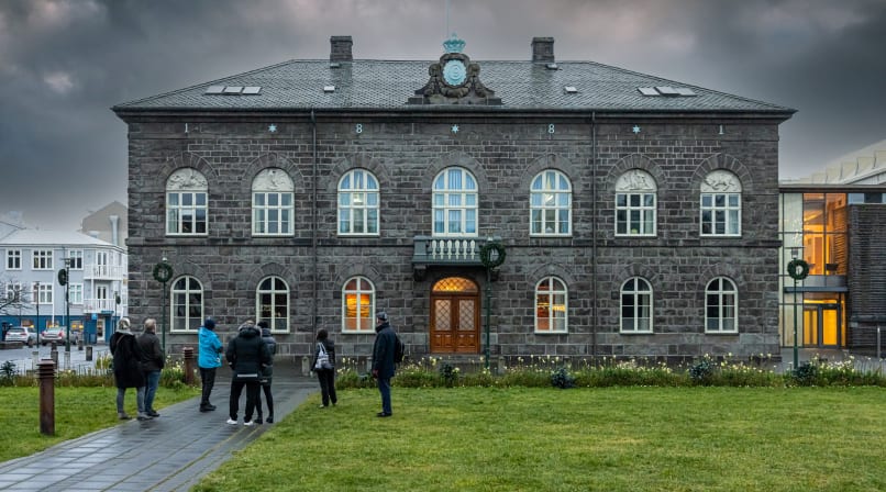 A group of guests in front of the Icelandic Parliament Building