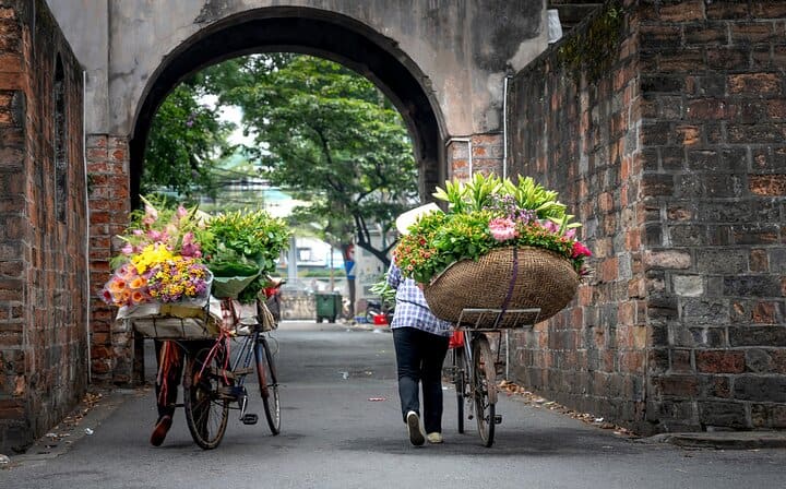 The image of a street vendor - a living witness to Hanoi's history.