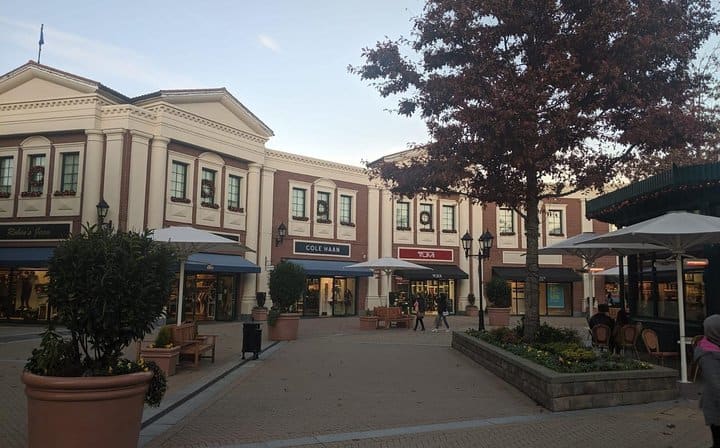 Mc Arthur Glen Brand designer outlet