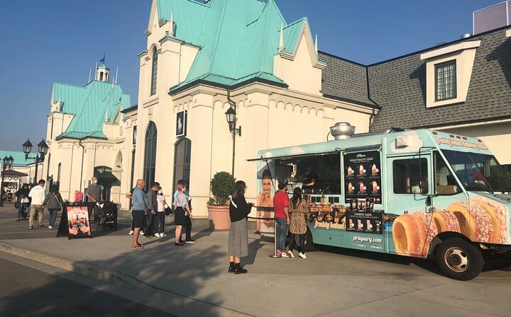 Mc Arthur Glen Designer Big Brand outlet mall food trucks