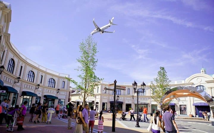 Mc Arthur Glen Designer outlet mall Shopping area