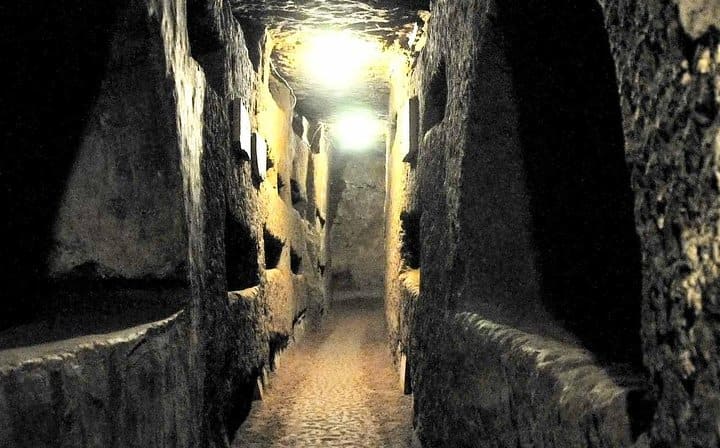 Rome Exclusive Underground Catacombs Guided Tour & Hop-on Hop Off Open Bus Tour