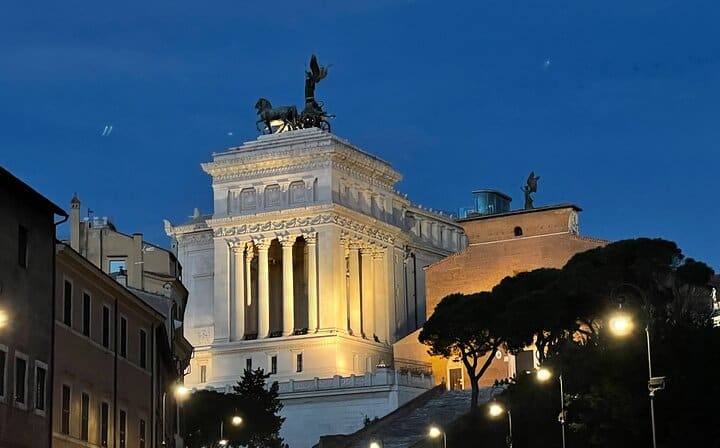 Best of Rome_By_Night Tour Venice square by night
