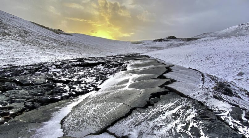 Fagradalsfjall volcano cracked new lava