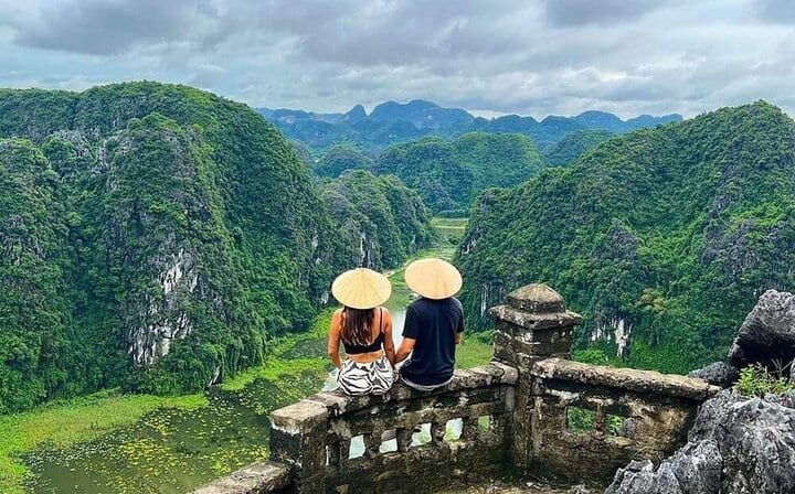 Ninh Binh Full-Day Tour to Hoa Lu, Tam Coc Boat Trip and Mua Cave