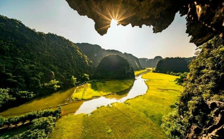Luxury Hoa Lu Tam Coc Day Tour with Limousine and Local's Family