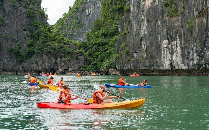 Verdure Lotus Classic Cruise in Halong Bay & Lan Ha Bay (2D1N)