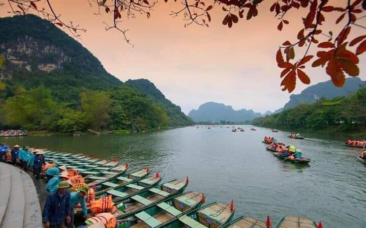 Ninh Binh Day Tour by Luxury Transfer from HANOI (Group of 9)