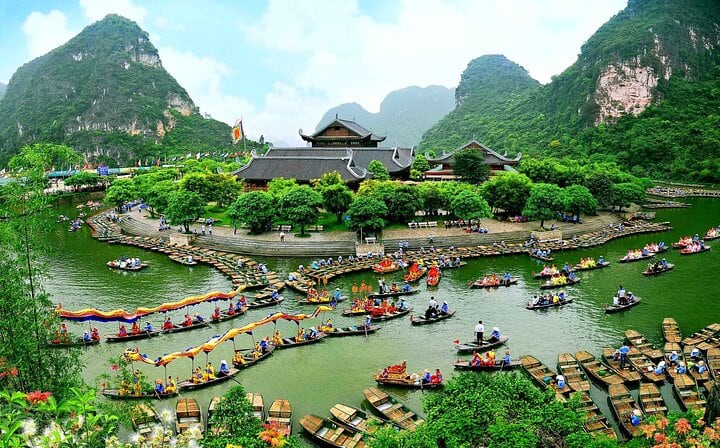 Ninh Binh Day Tour by Luxury Transfer from HANOI (Group of 9)