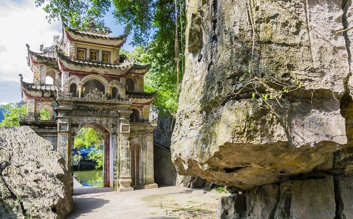 Ninh Binh Day Tour by Luxury Transfer from HANOI (Group of 9)