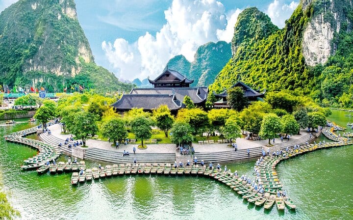 Ninh Binh Full Day Tour with Hoa Lu, Trang An and Mua Cave