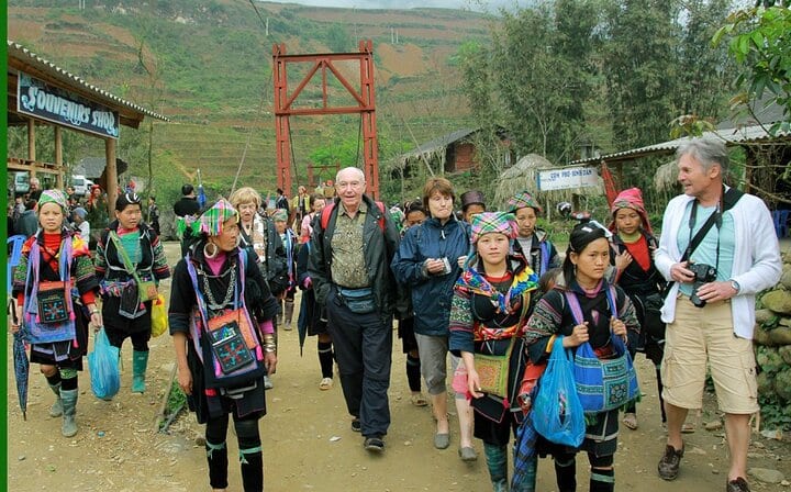 From Hanoi to Sapa 2 days Tour by Cabin Bus - 3 * Hotel Overnight