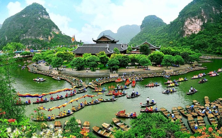 Full Day Tour From Hanoi: Bai Dinh Pagoda & Trang An Boating