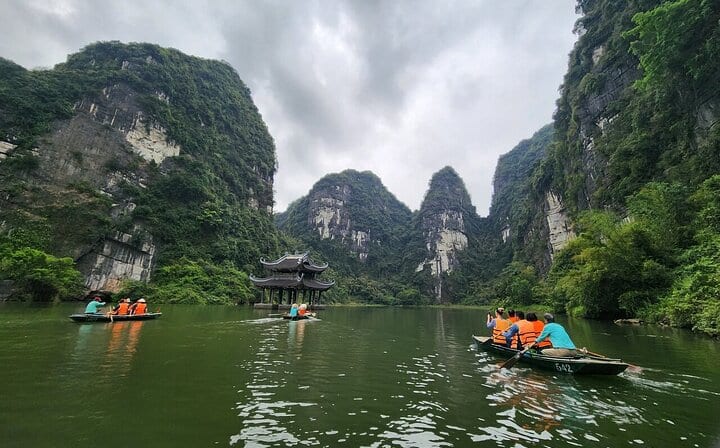 Full Day Tour From Hanoi: Bai Dinh Pagoda & Trang An Boating