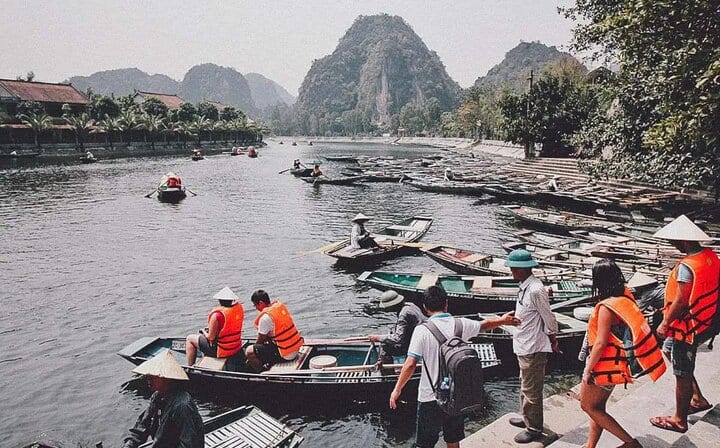Ninh Binh 1 Day Tour from Hanoi to Hoa Lu Tam Coc and Mua Cave