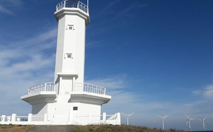 Sinchang Windmill Coastal Road is on the northwest side of Jeju Island and has a distinctive offshore wind farm as a prominent landmark. The white windmills and emerald waters along the winding
