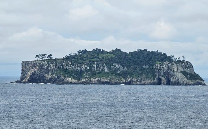 Oedolgae, the starting point of Jeju Olle Trail Course 7, is a stone pillar that rises 20m high from the sea. Standing alone on the sea, it was named ‘Oedolgae’.