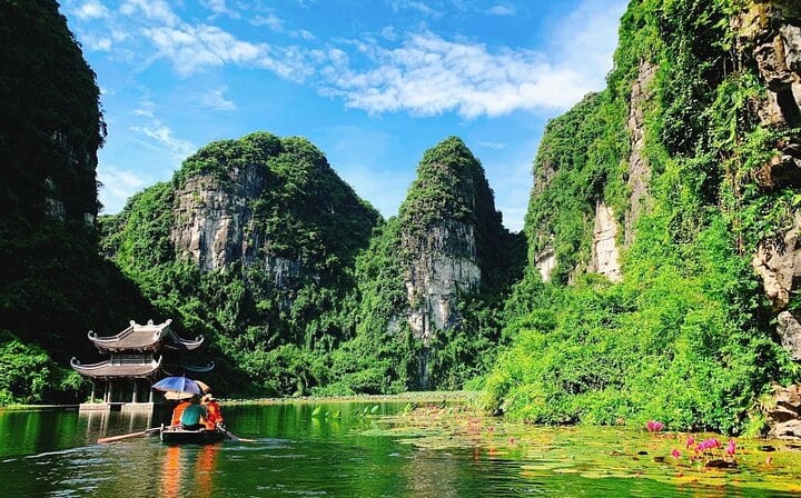 Ninh Binh Full Day Tour Hoa Lu Trang An and Mua Cave from HANOI