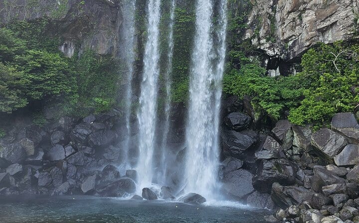Seogwipo, which includes the entire southern half of Jeju, exhibits a great amount of sunshine and warm temperatures, attracting crowds of tourists all year round.