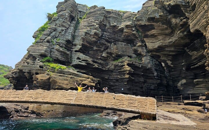 The Yongmeori Coast got its name because the beach looks like a dragon that is jumping into the ocean with its head raised (“Yong” means dragon and “Meori” means head in Korean).