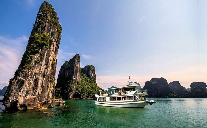 Wonder Bay Cruise Halong Day Boat Tour from Harbor (34 Paxs Max)
