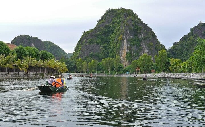 1 Day Luxury Day Tour in Hoa Lu, Tam Coc & Mua Cave