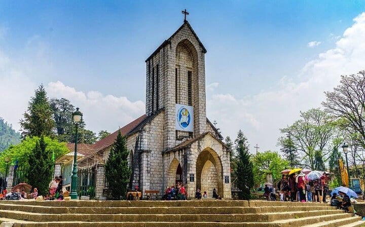 Sapa Trekking 2 Days Tour with Overnight in Hotel By Cabin Bus