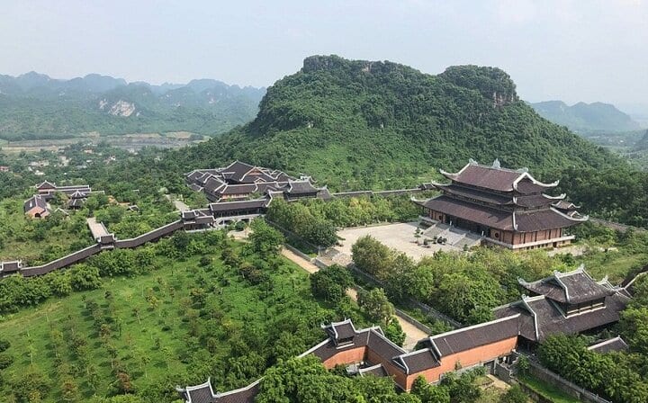Full-Day Tour to Bai Dinh Pagoda and Trang An Ecosystem