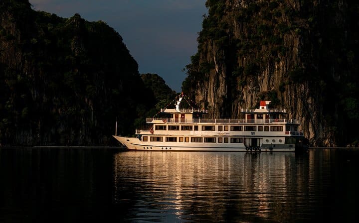 Bai Tu Long Bay Overnight Cruise with Less Tourist Area