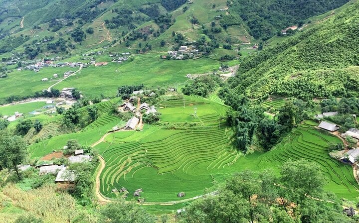 From Hanoi: 2-Day Sa Pa Homestay Trekking Tour by Cabin Bus