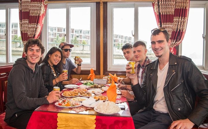 Halong Bay and Cave Full-Day Cruise with Lunch from Hanoi