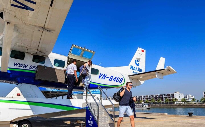 Halong Bay Seaplane - Scenic Flight to Visit Halong Bay from Sky