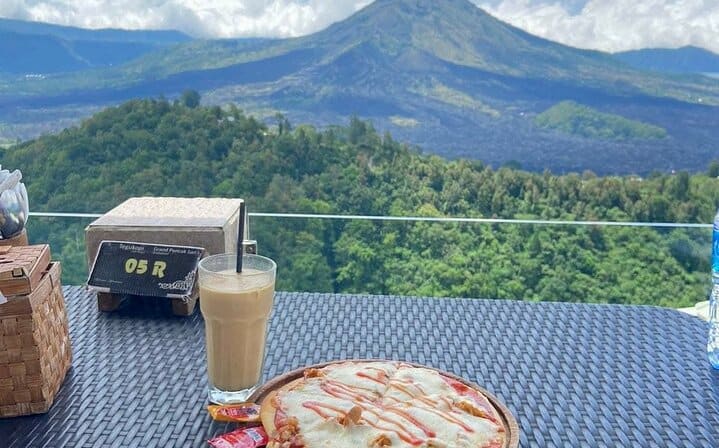 Enjoyng lunch at Kintamani lake and mountain view restaurant