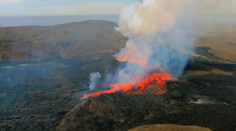 Picture of the lava flowing in the 2021 eruption