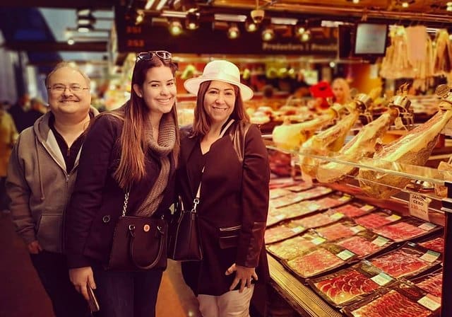 Barcelona Highlights and Secrets. Private Tour with a tapa & drink included