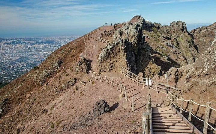 Mount Vesuvius, path of the crater.