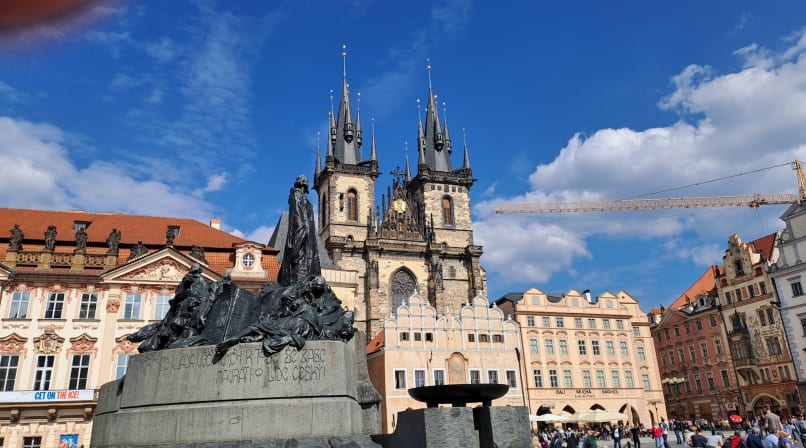 Estatua de Jan Hus y la Iglesia del Týn