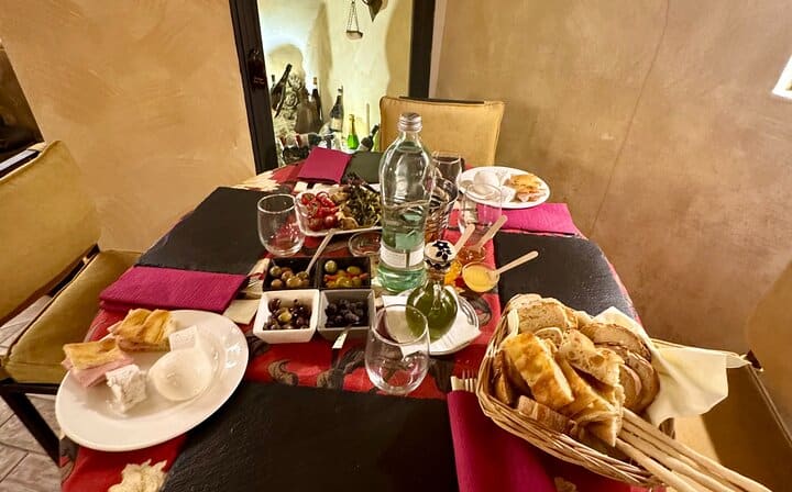 Rome Wine Tasting with Food Paring in Trastevere I VIP Experience