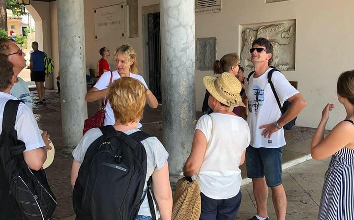The guide speeches about History in Verona center