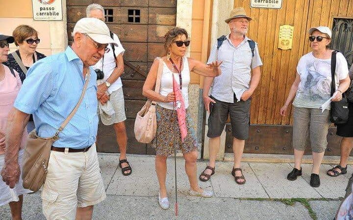 The guide during the tour of Verona, Likegarda tours