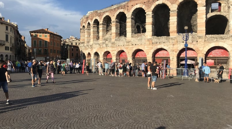 Piazza Bra close the Arena, start the tour with the Official city guide, Likegarda tours