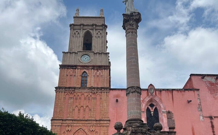 Parish of San Miguel Archangel, symbol of the city and jewel of the neo-Gothic Mexican