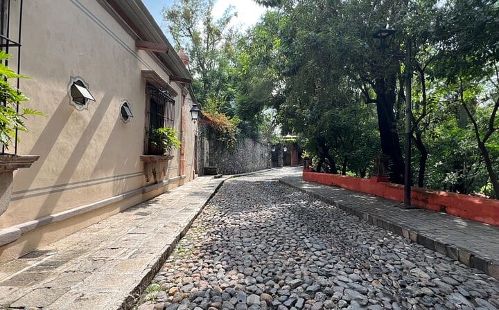 Traditional cobblestone facilitated the transit of horses and wagons during the 17th and 18th centuries