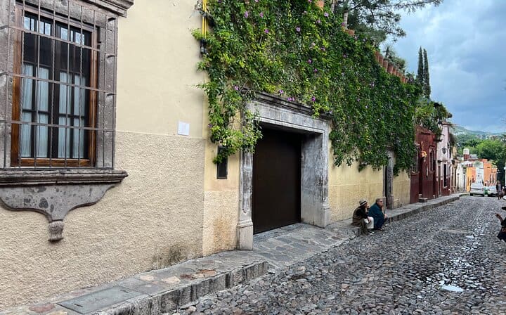 Old quarry houses that reflect the viceroyal heritage of the city